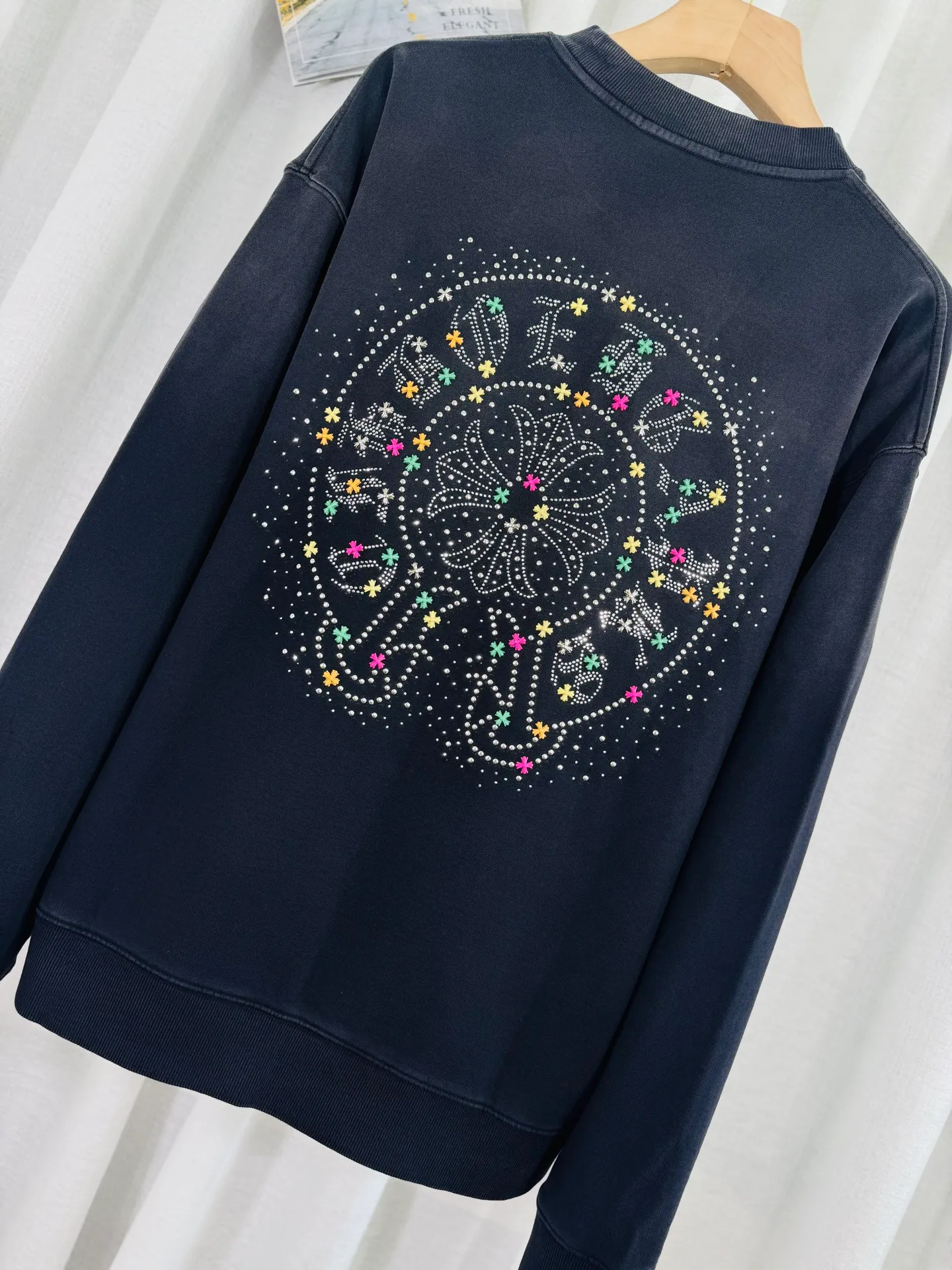P290 top version, real shot without P, ​​different from market currency) 𝗖𝗵𝗿𝗼𝗺𝗲 𝗛𝗲𝗮𝗿𝘁𝘀/Croxin 2025 Autumn and Winter New Original Single Counter American 3D Rivets and Stickers Couple Casual Sweater 👑The highest version! Customized fabric 430g tripe terry fabric! American-style pickled and distressed original fabric, laser-burned flowers, rivets and diamonds, exquisite embroidery of letters! The best-selling model in the counter, very comfortable to wear. Accessories: original molded and authenticated collar label➕100% silk wash label. Genuine purchase-grade original hangtag➕matching hanging rope➕3D hanging beads➕original packaging bag. Craftsmanship: The original version has consistent wiring! The highest version of the armhole matching technique! Color: Pink Black Green Purple Size: S M L XL Style Number: 25-375
